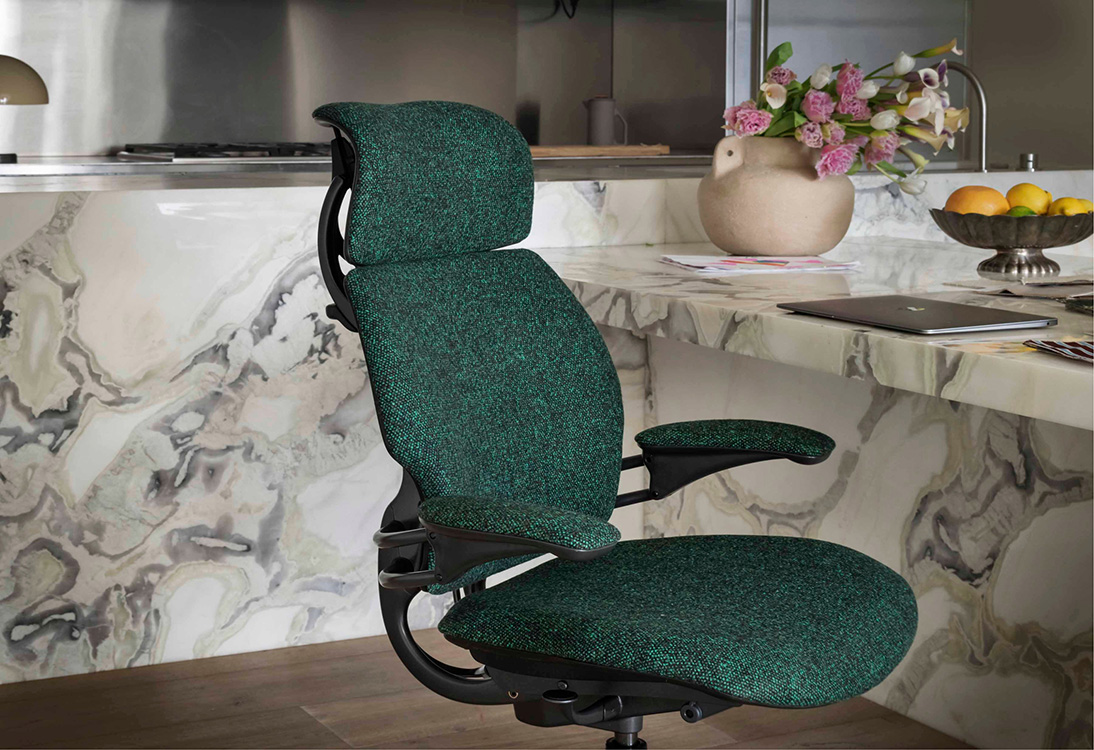 Kvadrat Vanirテキスタイル、グラファイトフレームのFreedom Headrest