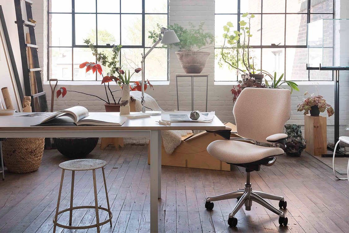 Kvadrat Coda 2テキスタイル、ポリッシュドアルミニウムフレームのFreedom Task